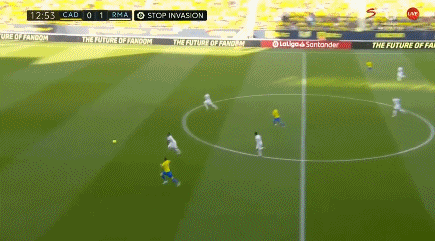 这位前锋的跑动太勤快了