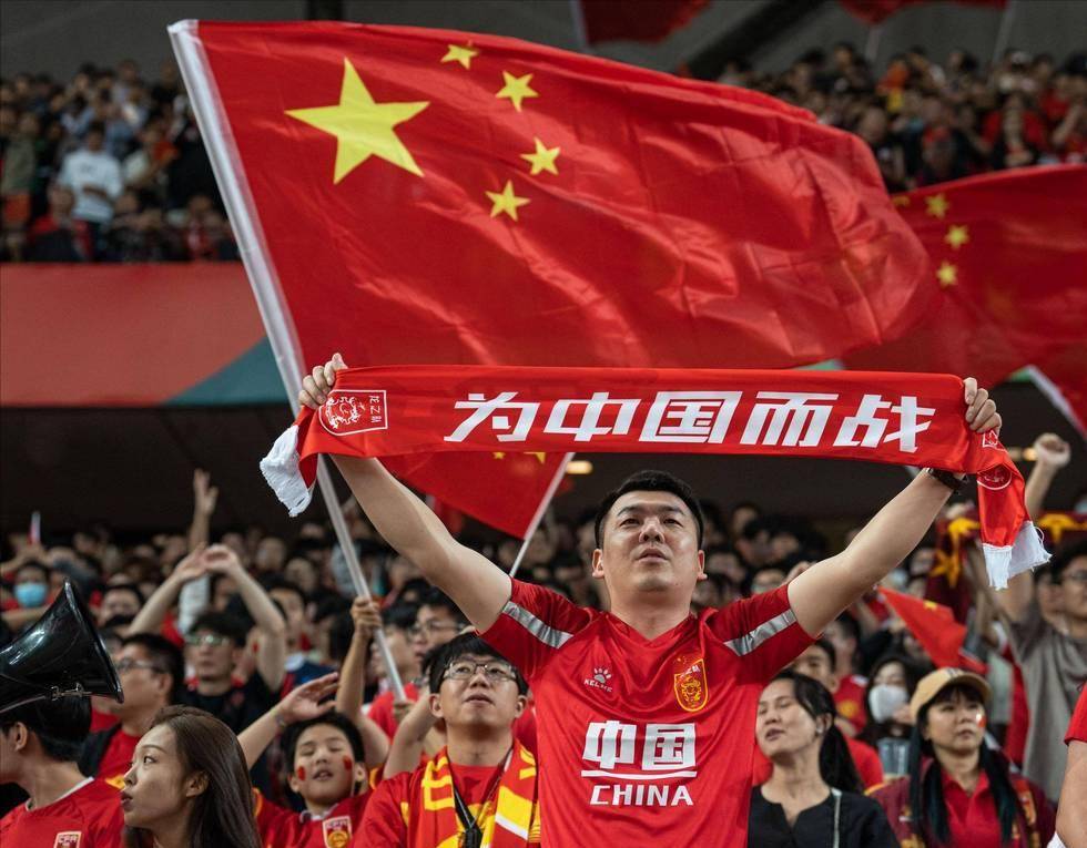 甘超对阿奇姆彭做闭嘴手势，钟义浩扳平比分后做同样手势回击（甘超向阿奇姆彭做噤声手势，钟义浩扳平后以同样动作回敬）