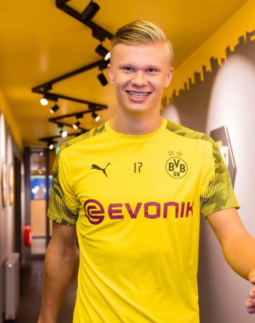 talkSPORT：拜仁在密切关注卡迪夫城19岁天才后卫迪伦-劳勒（talkSPORT：拜仁密切考察卡迪夫城19岁后防新星迪伦-劳勒）