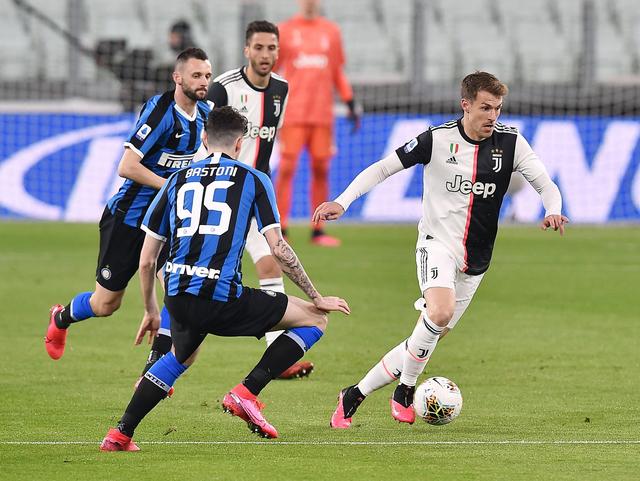 苏亚雷斯名场面，举报门将手球！（苏亚雷斯经典瞬间：当场示意门将手球）