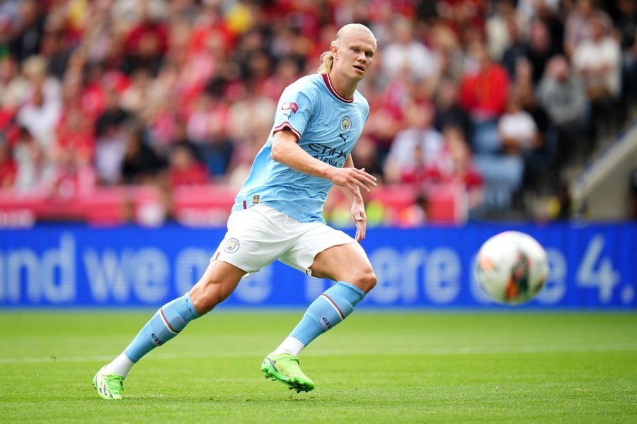 体育精神，霍伊伦祝贺麦克托米奈和苏格兰晋级世界杯（霍伊伦致贺麦克托米奈与苏格兰晋级世界杯，诠释体育精神）